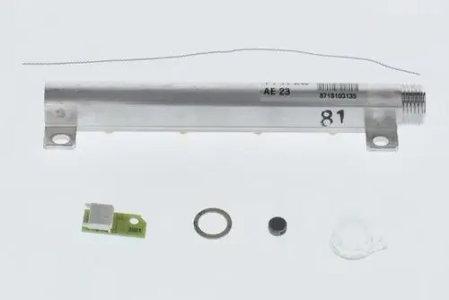 Abgebildet sind verschiedene Einzelteile eines Bosch-Gasumbausatzes, darunter ein Aluminiumrohr, eine Platine, O-Ringe und weitere Komponenten.